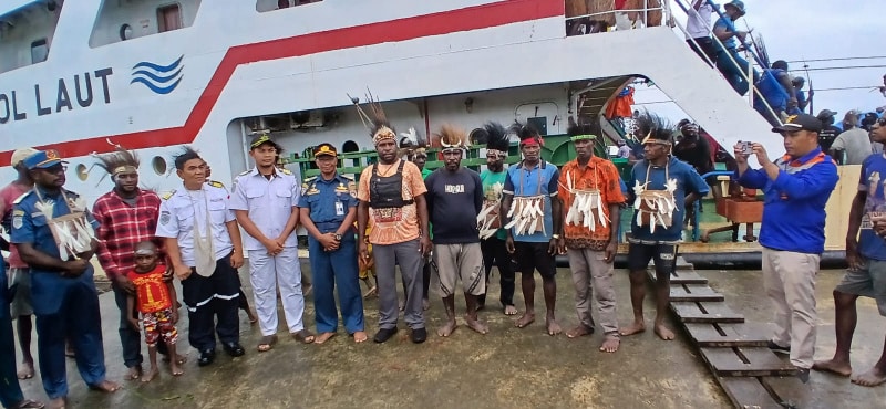 Masyarakat Distrik Jita, Mimika, Provinsi Papua Tengah, antusias menyambut kedatangan kapal perintis. Hingga malam di dermaga Sipusipu pada Rabu (15/1/2025), mereka menyambut kapal yang akan melayani masyarakat Mimika timur itu. - IST