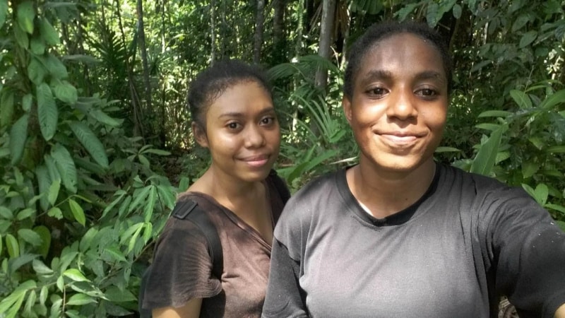 Naomi (kiri) berfoto bersama Febby Hembring (Ketua Suara Grina-media lokal) saat berkolaborasi di Grime dan Nawa (sebuah daerah di Namblong) untuk pembuatan tulisan cara membuat Kbo (Noken dalam bahasa Namblong). - Foto Dokumen Pribadi