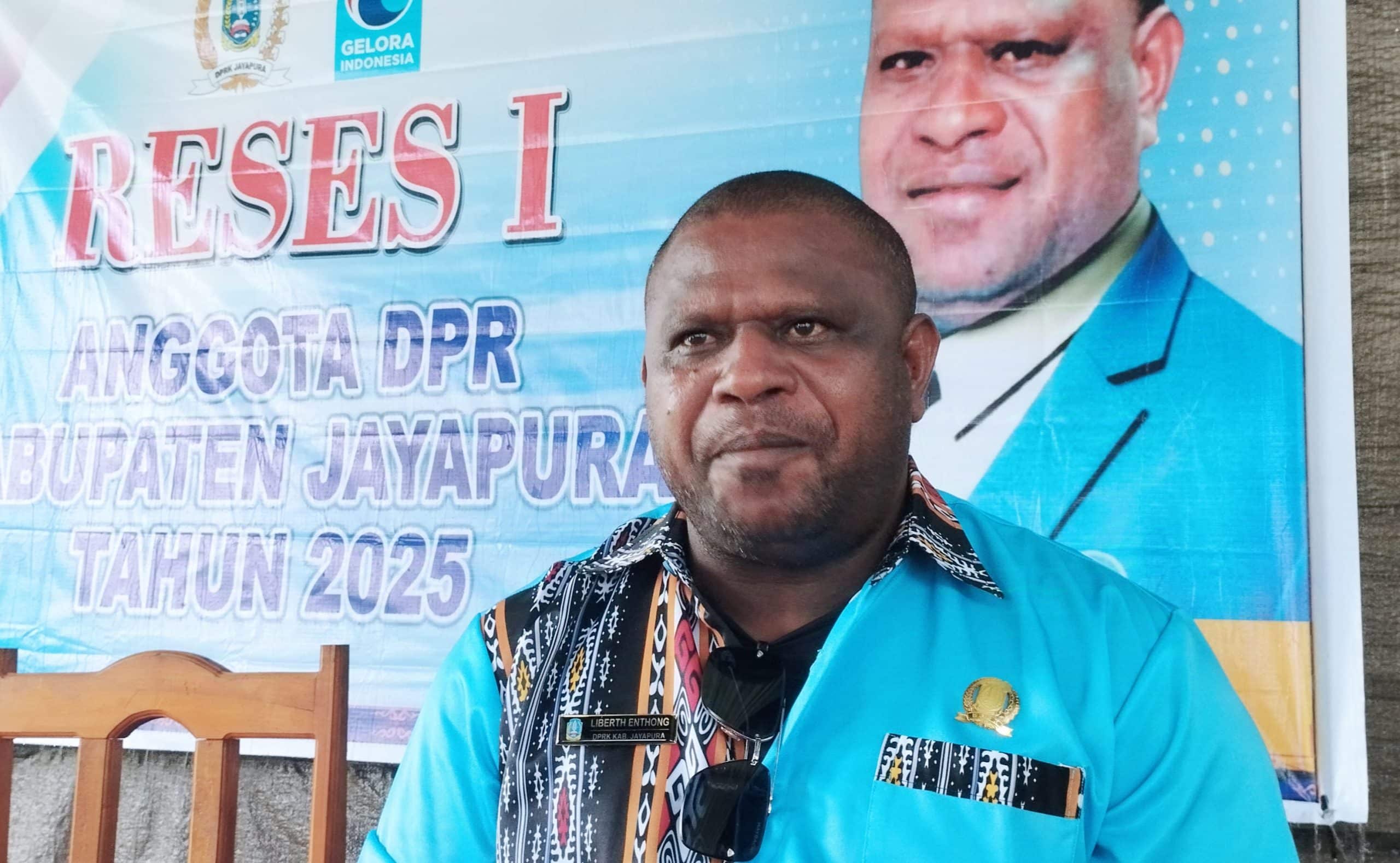 Wakil Ketua Komisi B, Libert Entong saat wawancara disela-sela kegiatan reses pertama di Kampung Mamda Distrik Kemtuk Kabupaten Jayapura - Jubi/Engel Wally