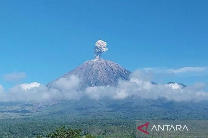 Semeru erupsi