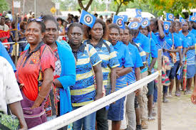 Moderator perdamaian mulai konsultasi menuju kemerdekaan Bougainville dari Papua Nugini 1 Warga Bougainville antre menuju TPS untuk referendum di mana mayoritas memilih merdeka dari Papua Nugini – Jubi/ist