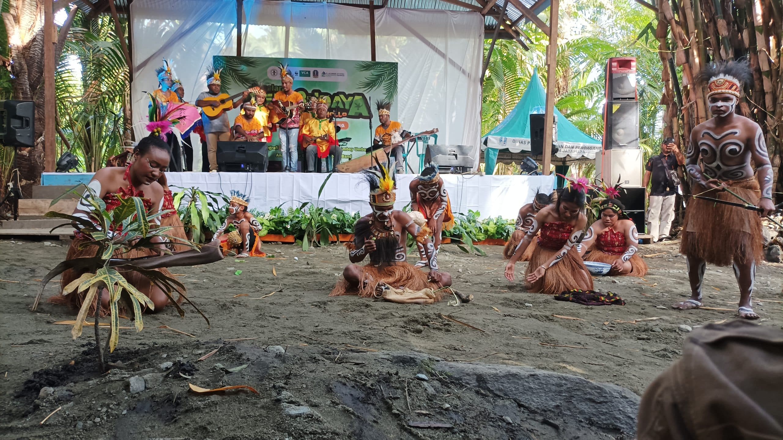 Penampilan seni drama Pesona Papua dari Sanggar Seni Robongholo menyuarakan isu lingkungan yang dibalut seni budaya Papua di Ekowisata Dusun Sagu Ebha Hekhe Kampung Sereh, Distrik Sentani, Kabupaten Jayapura, Papua pada Rabu (22/1/2025). -Jubi/Fitri Ramadhani