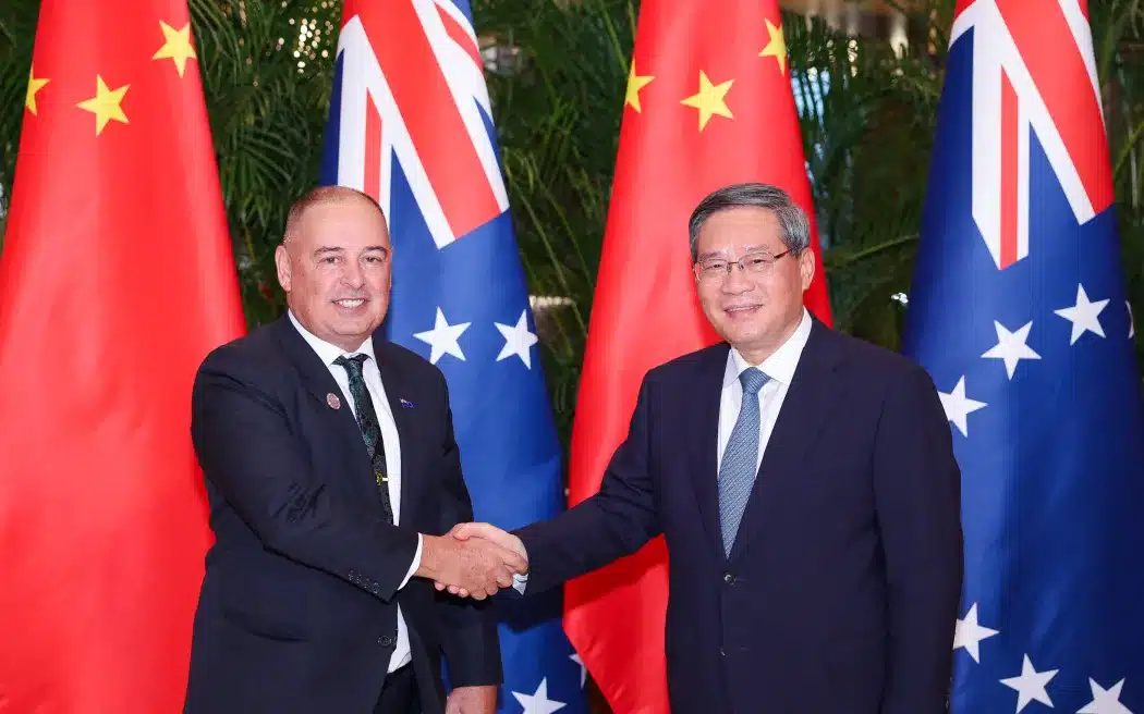 Perdana Menteri China, Li Qiang, bertemu dengan Perdana Menteri Kepulauan Cook, Mark Brown, di Harbin, Provinsi Heilongjiang, Tiongkok Timur Laut, pada 14 Februari 2025. Brown menghadiri upacara penutupan Asian Winter Games ke-9. – Jubi/RNZ Pasifik/ LIU BIN