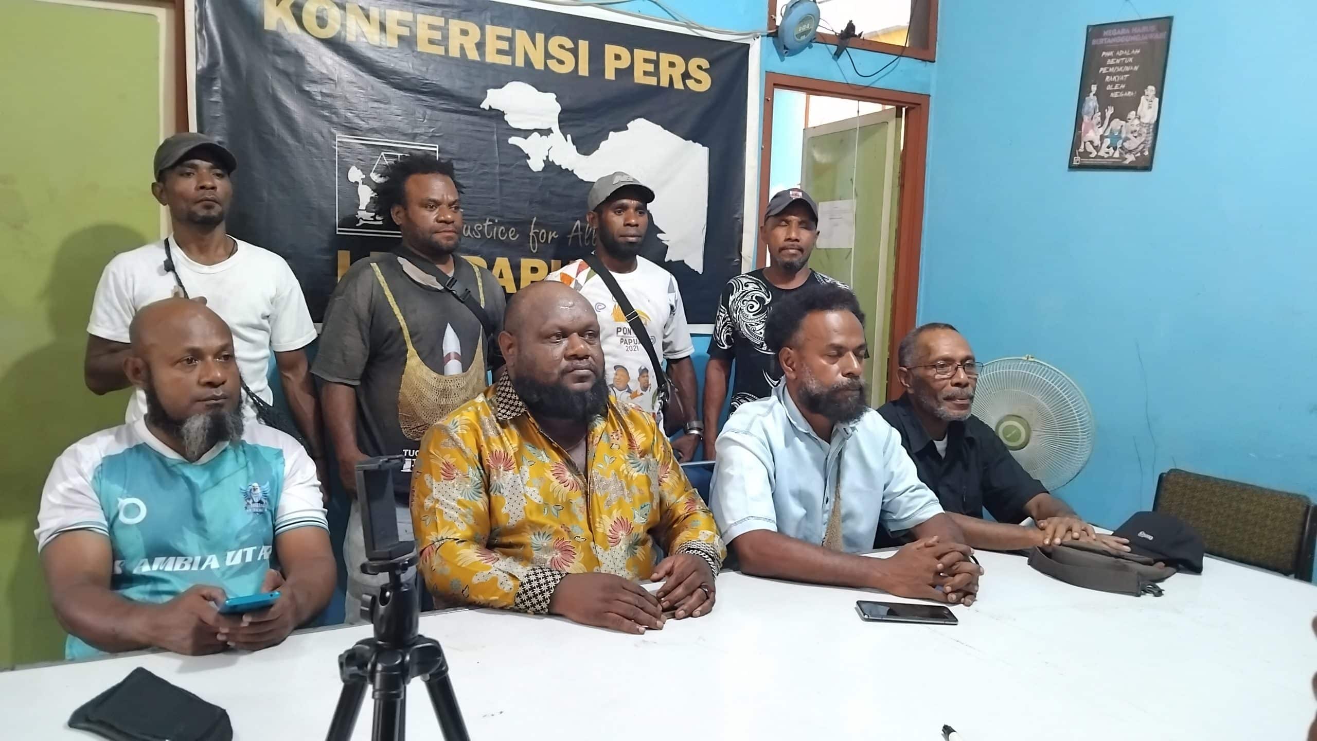 LBH Papua bersama sejumlah buruh mogok kerja PT FI dalam konferensi pers di Kota Jayapura, Papua, Senin (3/2/2025). – Jubi/Larius Kogoya