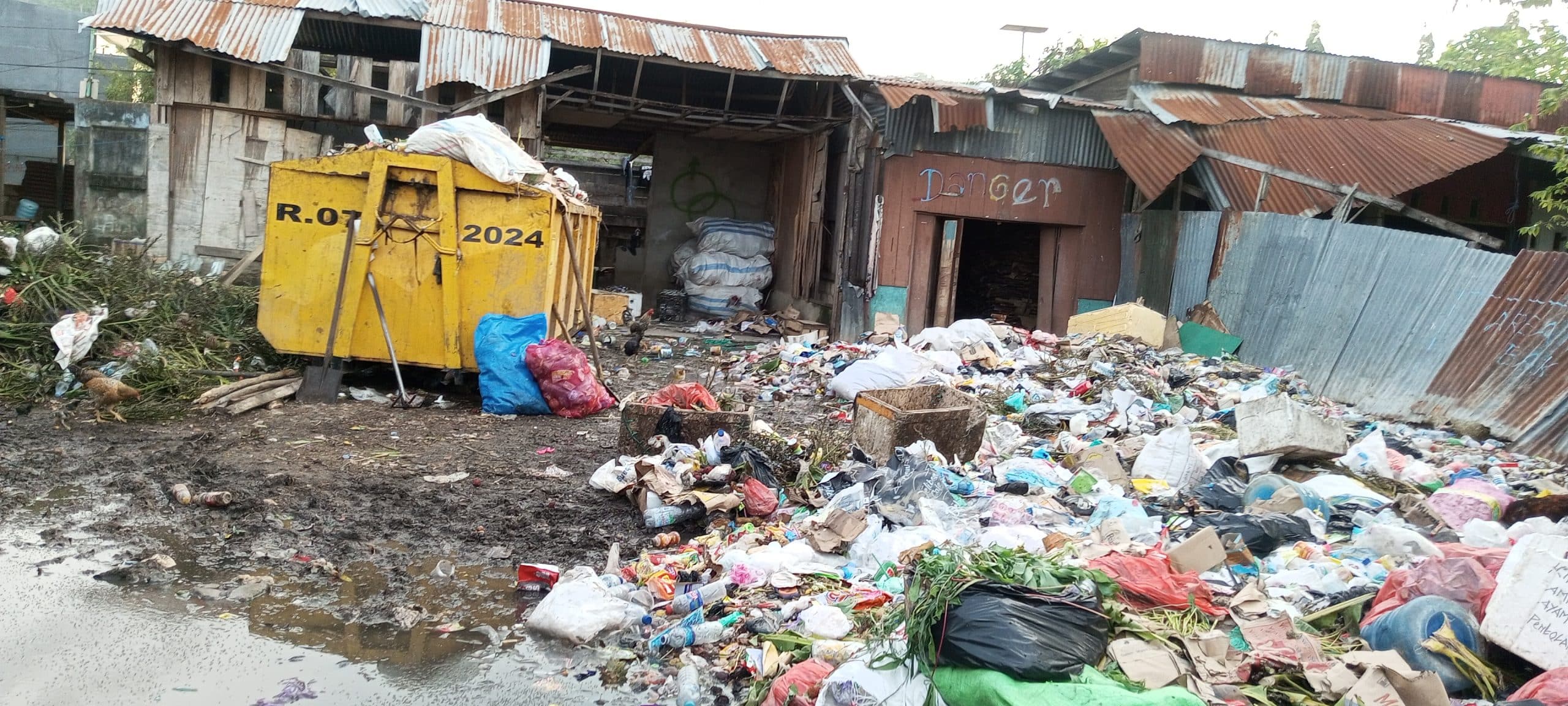 Tumpukan sampah di Blok B, Pasar Induk Regional Youtefa, Kota Jayapura, Papua, Sabtu (8/2/2025). (Jubi/Pes Yanengga)
