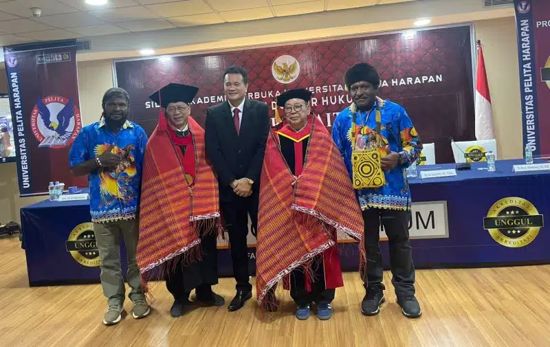 Kandidat doktor di Universitas Pelita Harapan (UPH) Jakarta, Rudy Panjaitan, foto bersama perwakilan LEMASA dari suku Amungme. Dalam disertasi berjudul “Kepemilikan Hak Ulayat oleh Masyarakat Hukum Adat dalam Kawasan Pertambangan (Studi Kasus Masyarakat Adat Suku Amungme)” Rudy mengungkap ketimpangan yang dialami orang Amungme. - IST