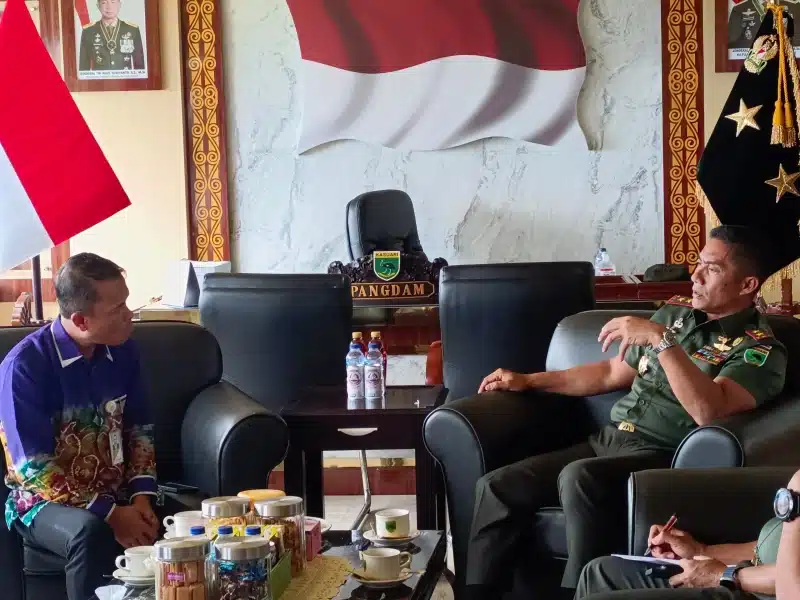 Executive General Manager (EGM) Pertamina Patra Niaga Regional Papua-Maluku, Sunardi (kiri) berbincang-bincang dengan Pangdam XVIII/Kasuari Mayjen TNI Jimmy Ramoz Manalu, Kamis (20/2/2025). - IST