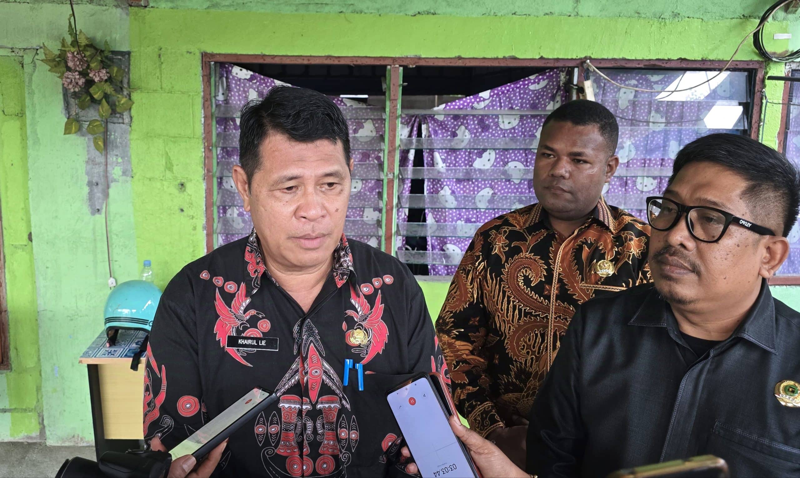 Kepala Dinas Kesehatan Kabupaten Jayapura, Khairul Lie saat wawancara bersama media di posko kesehatan Kampung Yabaso - Jubi/ Engel Wally 