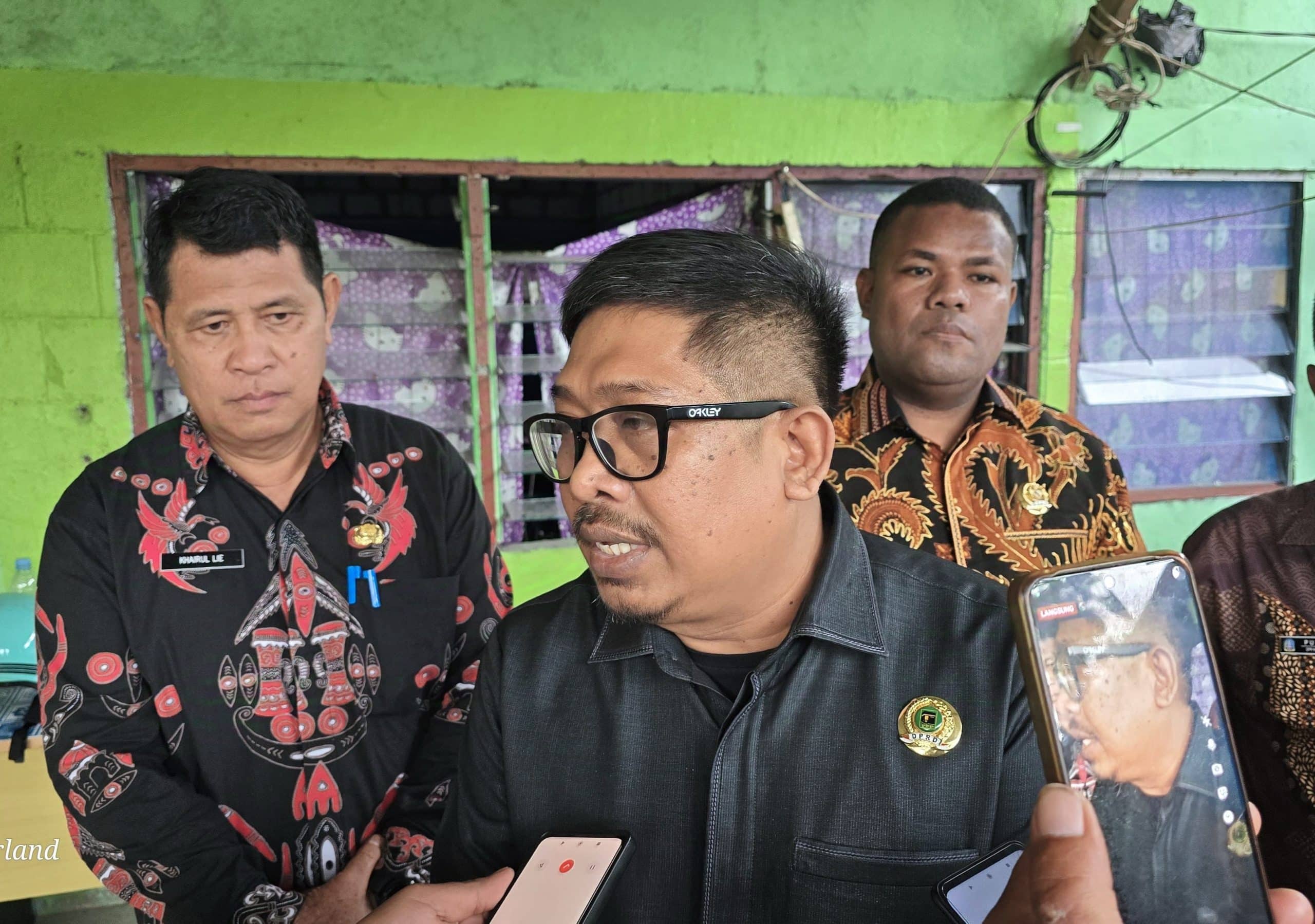 Ketua Komisi C DPRK Jayapura Muhammad Akbar saat wawancara bersama media di posko kesehatan - Jubi/Engel Wally 