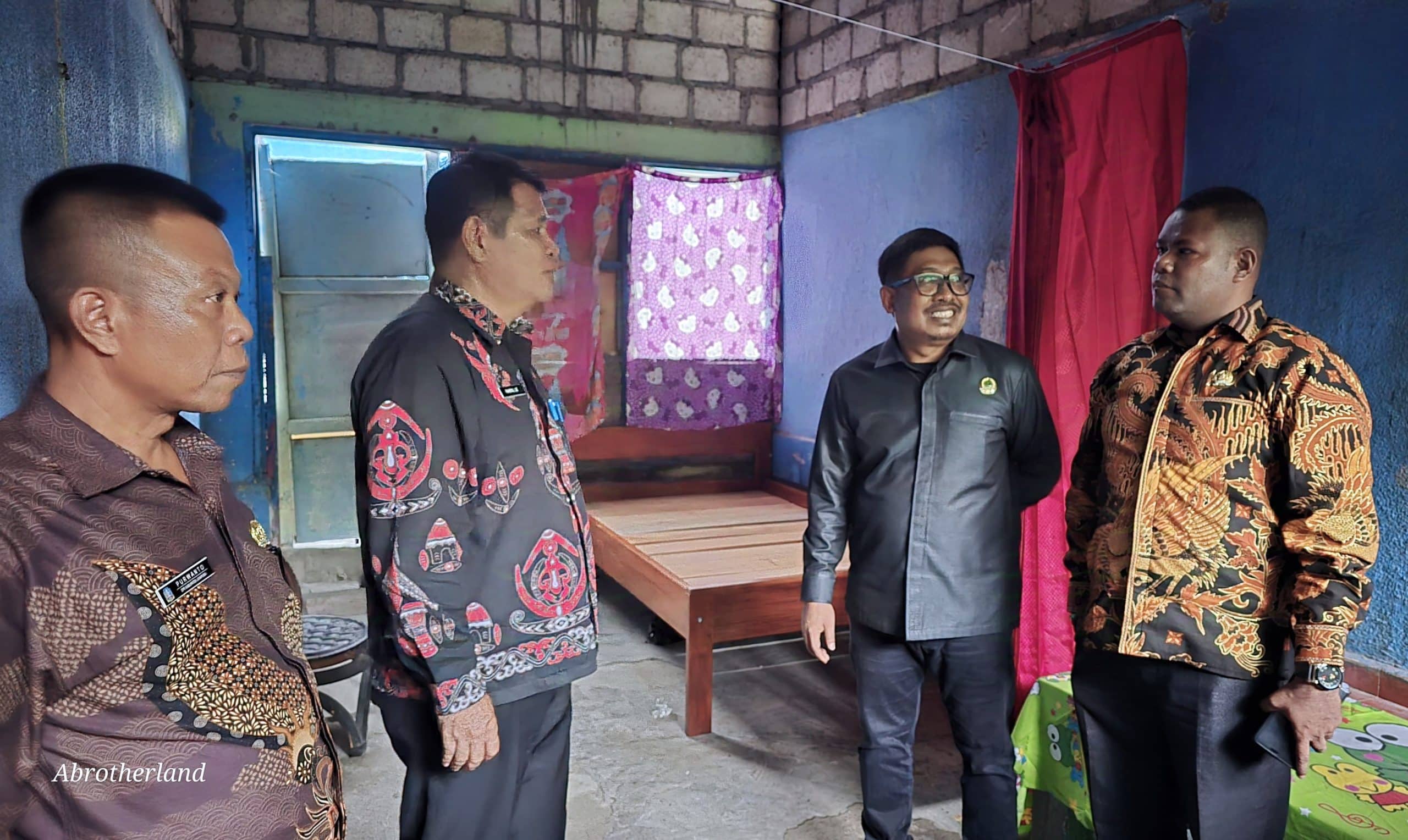 Kepala Dinas Kesehatan Kabupaten Jayapura bersama sejumlah Anggota DPRK Jayapura dalam kunjungan ke posko kesehatan - Jubi/Engel Wally 