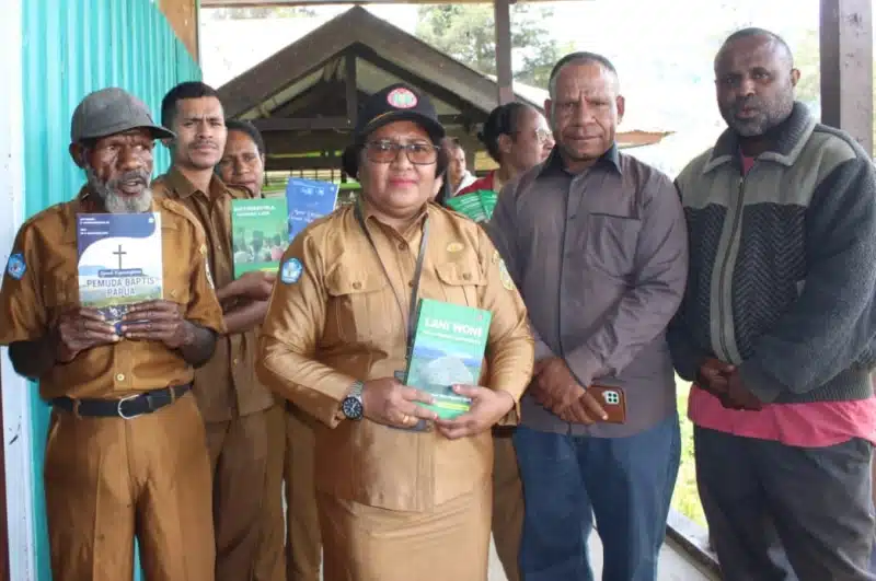 Pegiat literasi sumbang empat buku di Tiom, dua berbahasa Lani 1 Dua pegiat literasi di Kabupaten Lanny Jaya, Provinsi Papua Pegunungan, bernama Angginak Sepi Wanimbo dan Tabenak Withen Kolago menyumbangkan empat buku karya mereka sendiri di SMA Negeri 1 Tiom, Lanny Jaya.