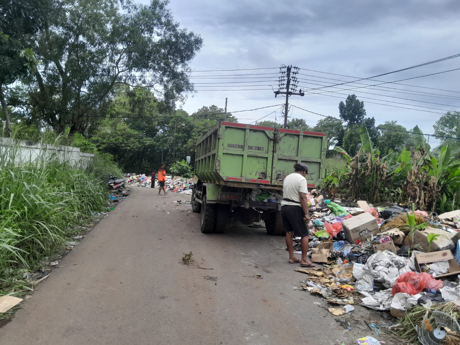 Tumpukkan sampah yang berserakan di Samping Kantor Bupati Gunung Merah, Kabupaten Jayapura pada Senin (24/2/2025).-Jubi/Silpester Kasipka