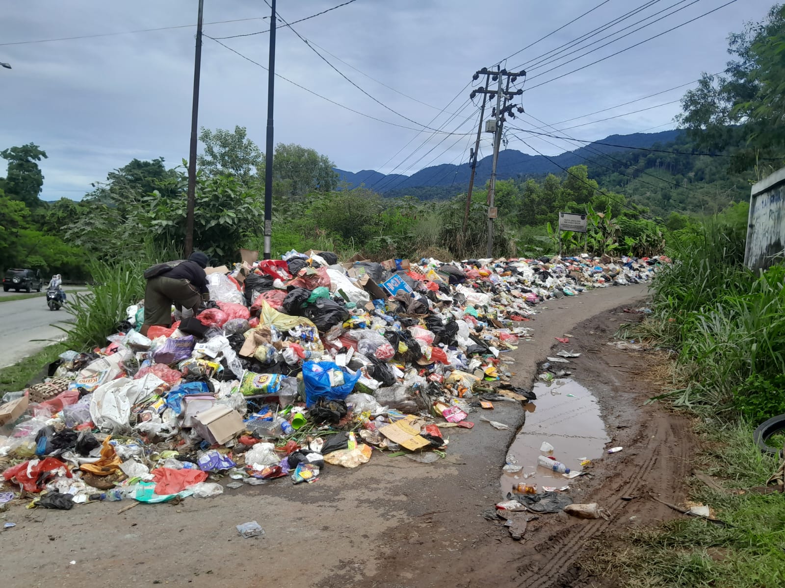 Tumpukkan sampah yang berserakan di Samping Kantor Bupati Gunung Merah, Kabupaten Jayapura pada Senin (24/2/2025).-Jubi/Silpester Kasipka
