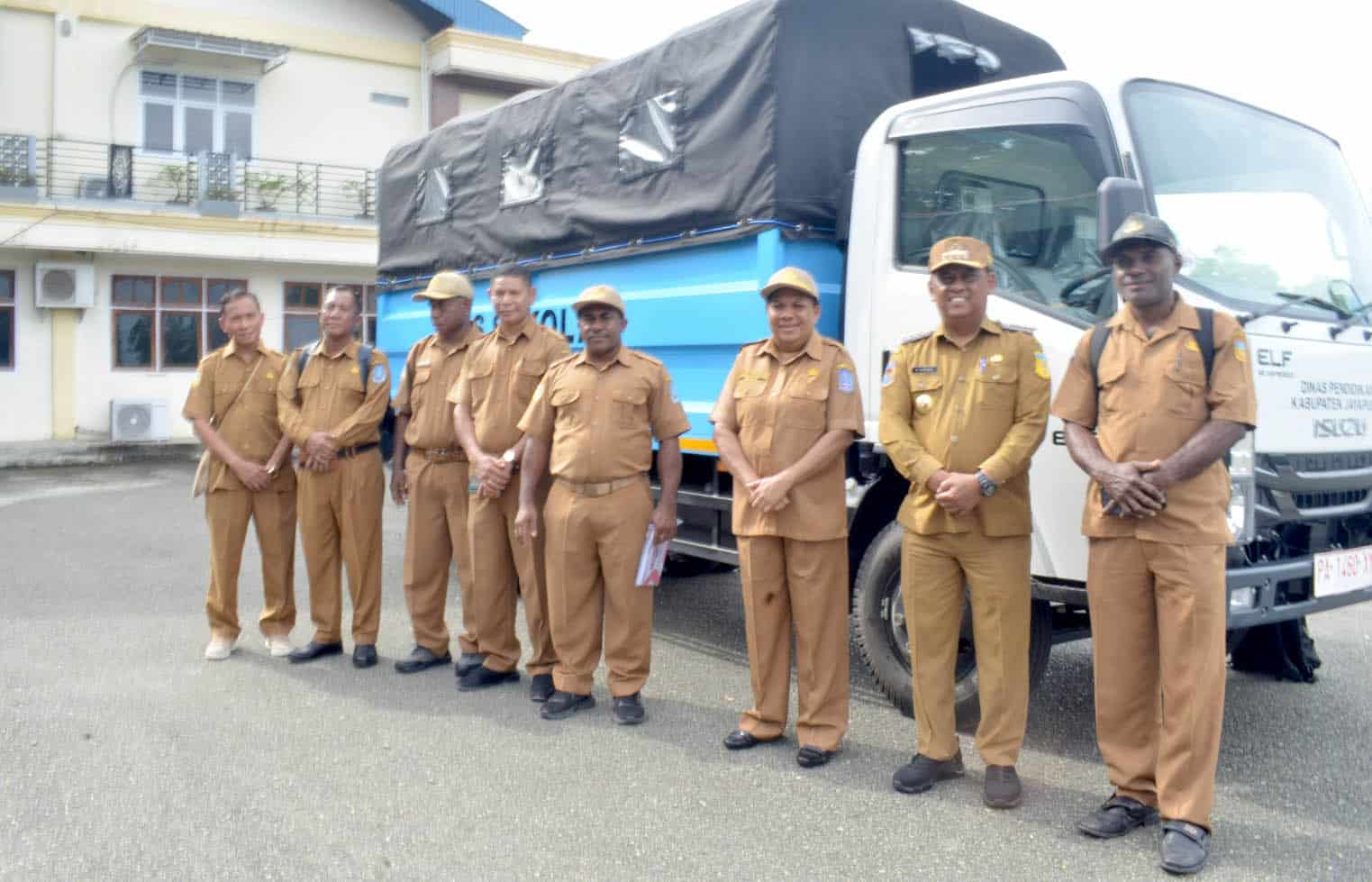 Pemkab Jayapura belikan SMAN 1 Demta satu truk antar jemput siswa 1 mobil sekolah