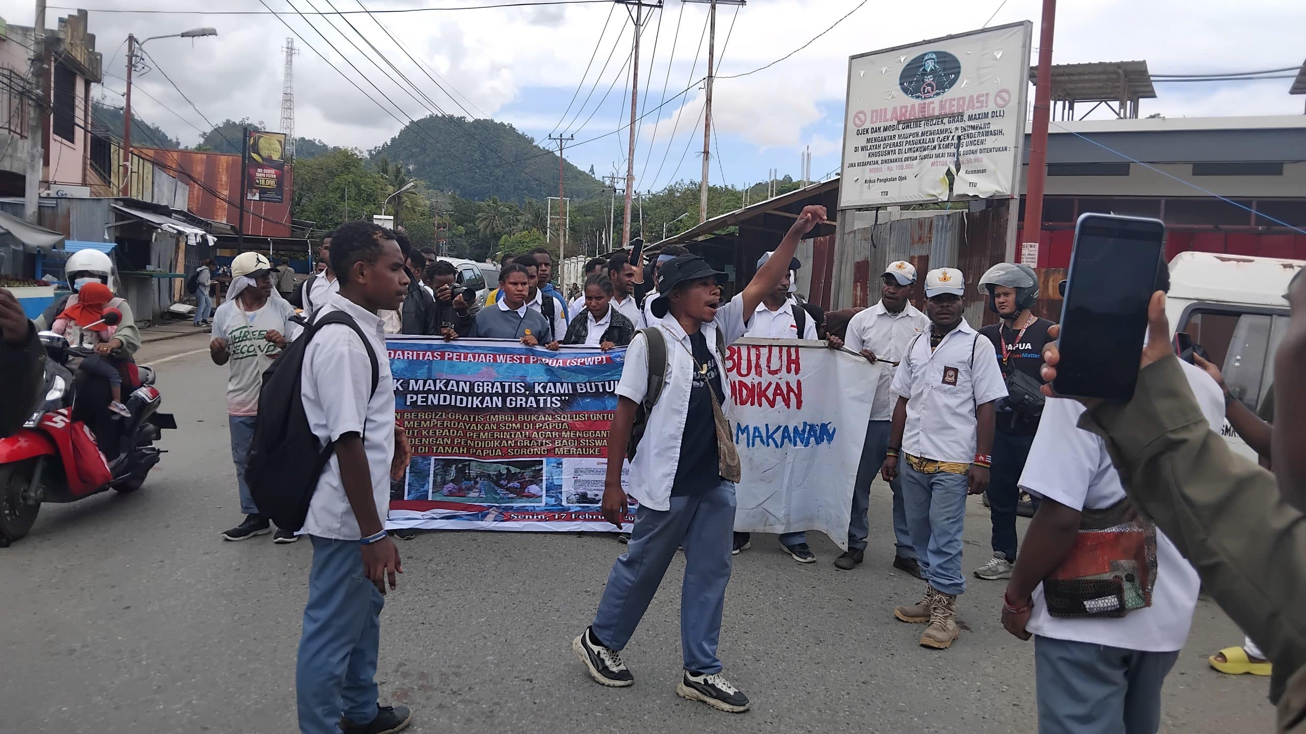 Pelajar Papua desak Prabowo berikan pendidikan gratis, Istana : Itu hak mereka 2 Aksi demo Solidaritas Pelajar West Papua menolak MBG di Kota Jayapura, Papua pada Senin (17/2/2025).-Jubi/Larius Kogoya.