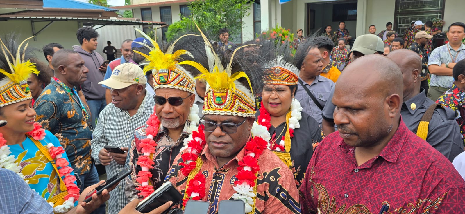 Gubernur Papua Tengah Meki Nawipa didampingi Wagub Papua Tengah Deinas Geley saat diwawancarai di halaman kantor YPMAK Timika - Jimmy for Jubi