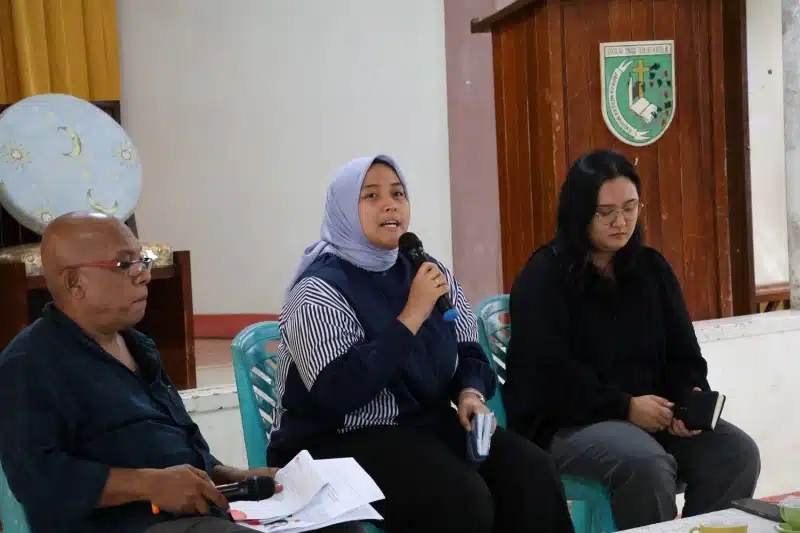 Pemateri memaparkan materi pada kegiatan diseminasi hasil penelitian dan diskusi bersama dengan tema “Metabolisme Sosial Orang Moi Yang Hilang dan Kerja Paksa Masyarakat Adat di Perkebunan Sawit di Tanah Merauke dan Boven Digoel” yang dilaksanakan di aula STFT Fajar Timur, Senin (24/2/2025). - IST