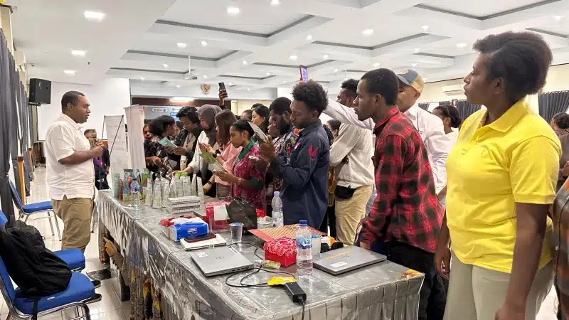 Perwakilan Community Affairs PTFI John Murib menjelaskan Komitmen Pengembangan UMKM yang dilakukan PTFI kepada peserta Kokarya Studentpreneurship. - IST