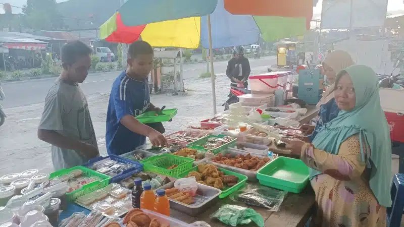 Ramadan, penghasilan penjual kue di Sentani meningkat 1 Pedagang kue sedang melayani pembeli yang mulai berdatangan di Sentani, Kabupaten Jayapura, Papua, Kamis (6/3/2025). - Jubi/Fitri Ramadhani