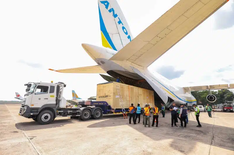 Proses unloading komponen Smelter PTFI dari pesawat Antonov, Juanda Surabaya, Jawa Timur, Minggu (2/3/2025). - Dok. PTFI