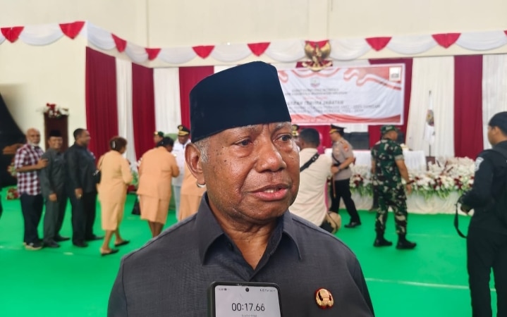 Gubernur Papua Barat Drs Dominggus Mandacan saat berkunjung ke Manokwari Selatan-Jubi/Dok Humas Pemprov