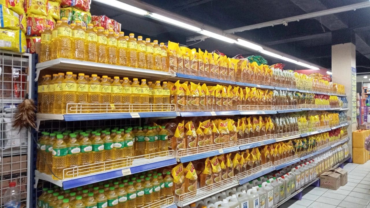 Beberapa merek minyak goreng yang di jual di salah satu toko di Kota Jayapura, Papua pada Jumat (14/03/2025).- Jubi Aida Ulim