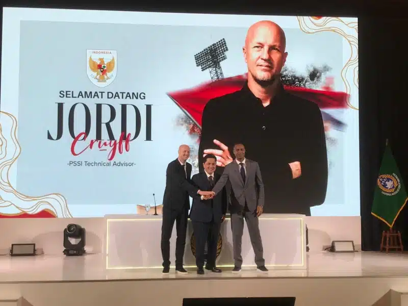 Ketua Umum PSSI Erick Thohir (tengah) menyalami Jordi Cruyff yang akan menjadi penasihat teknik Tim Garuda. - IST