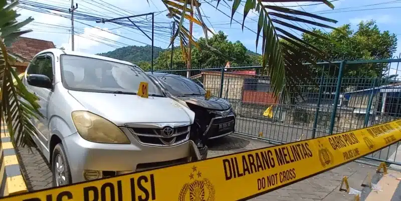 'Police Line' terpasang di depan kantor redaksi Jubi, Jalan SPG Taruna, Kota Jayapura, Papua, setelah serangan bom molotov yang merusak dua unit mobil operasional, pada Rabu, 16 Oktober 2024. - Jub/Yuliana Lantipo.