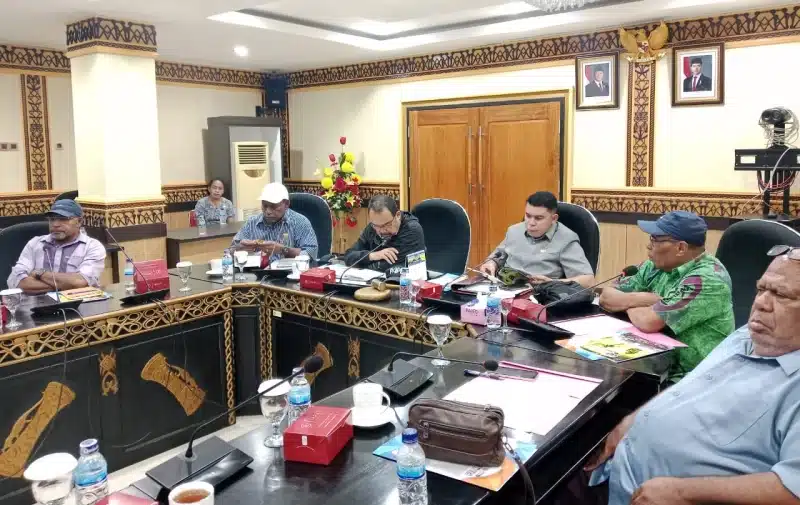 Ketua Komisi I Bidang Pemerintahan, Hukum dan HAM DPRP Papua, Tan Wie Long (jaket hitam) didampingi Wakil Ketua III, DPR Papua, H. Supriyadi Laling (kemeja abu-abu) bersama anggota Komisi I Bidang Pemerintahan, Hukum dan HAM, membahas kasus bom molotov Jubi di kantor DPR Papua, di Kota Jayapura, Provinsi Papua, pada Kamis (6/3/2025). – Jubi/Theo Kelen.