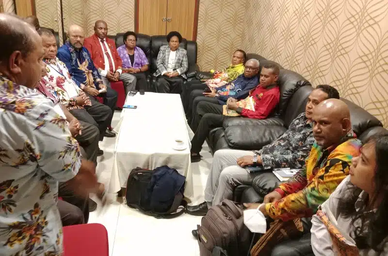 Tim Koalisi Advokasi Keadilan dan Keselamatan Jurnalis di Tanah Papua menemui pimpinan MRP Papua membahas kasus bom molotov Jubi, di Jayapura, Provinsi Papua, Selasa (4/3/2025). - Jubi/Theo Kelen.