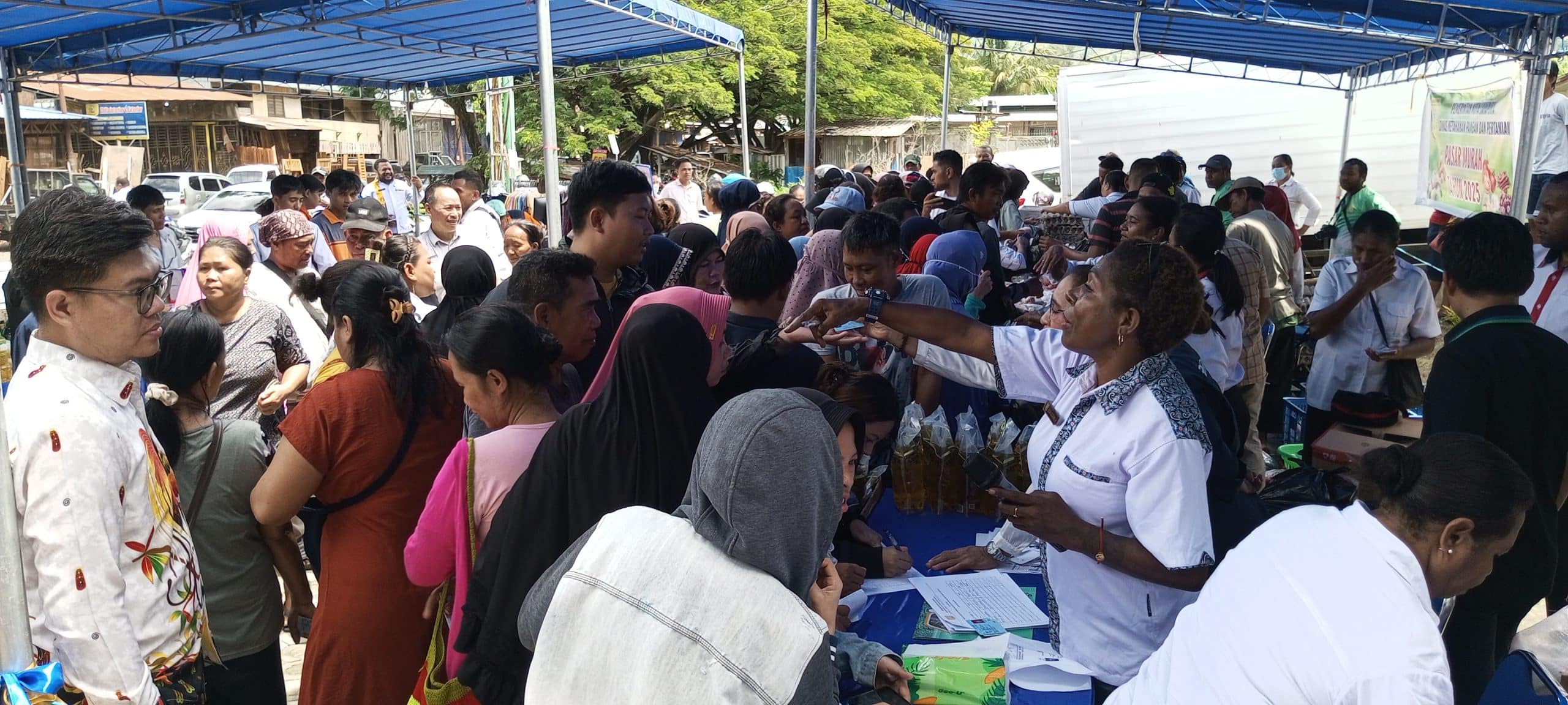 Antusiasme masyarakat di pasar murah di Kelurahan Waimorock, Distrik Abepura, Kota Jayapura, Papua, pada Rabu (19/3/2025). – Jubi/Pes Yanengga