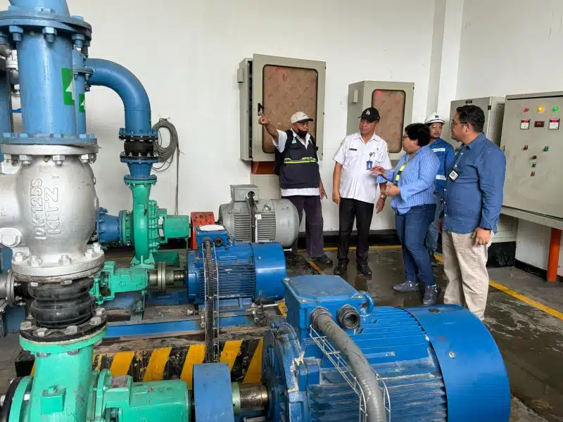 Kepala Dinas (Kadis) PUPR Robert Mayaut bersama VP Government Relations PTFI, Lenny Josepina memeriksa mesin pompa di Water Treatment Plant Kuala Kencana. - Dok. PTFI