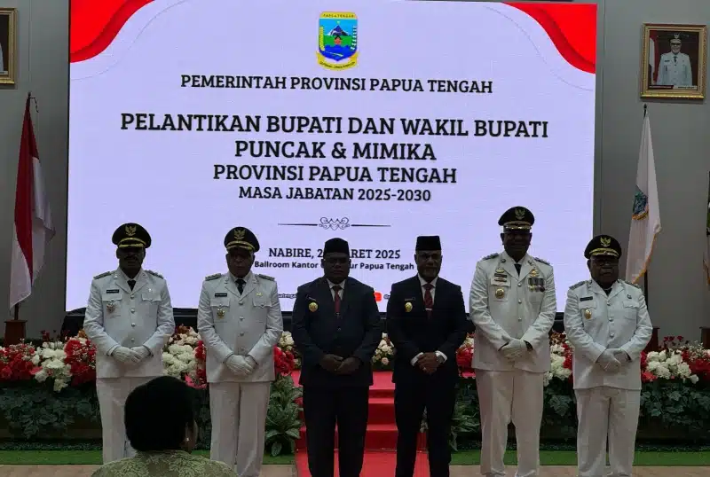 Pelantikan Bupati Mimika Johannes Rettob dan Wakil Bupati Mimika Emanuel Kemong di kantor gubernur Provinsi Papua Tengah, Nabire, Selasa (25/3/2025). Director & EVP Sustainable Development PTFI Claus Wamafma mengatakan, PTFI terus mendukung pembangunan di Kabupaten Mimika. - IST
