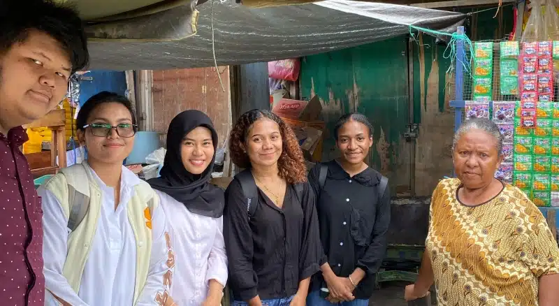 Digitalisasi menjadi salah satu faktor penting, bagi pelaku UMKM OAP, untuk mengembangkan usahanya, melalui pemanfaatan teknologi. Tim penulis bersama UMKM. - IST