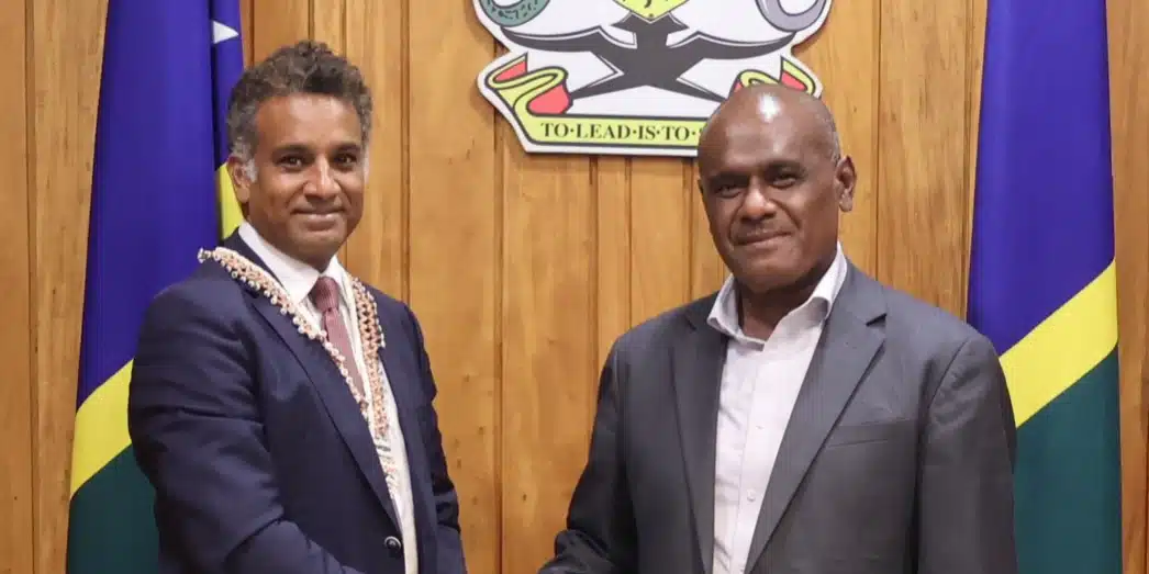 Kepala Eksekutif Aliansi Pemimpin Malaria Asia Pasifik (APLMA), Dr. Sarthak Das dan Perdana Menteri Jeremiah Manele MP bertemu sebentar di Honiara pada , Jumat 21 Maret lalu- Jubi/solomonstar.com
