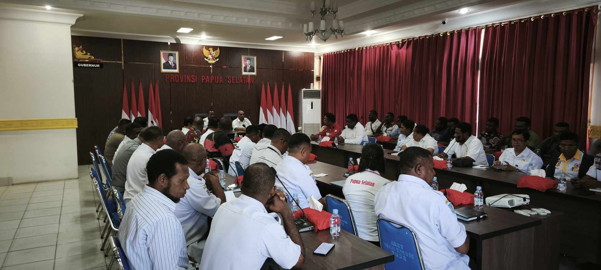 Gubernur Papua Selatan, Apolo Safanpo, memimpin rapat yang membahas persiapan Rakerprov dan Musprov KONI Papua Selatan, Rabu (26/3/2025). – Jubi/Emanuel Riberu