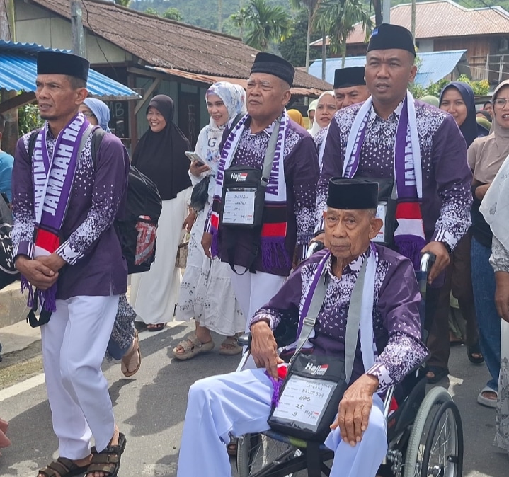 Jemaah calon haji lansia dengan kursi roda dari Wondama menuju tanah suci 1 Jemaah Calon Haji