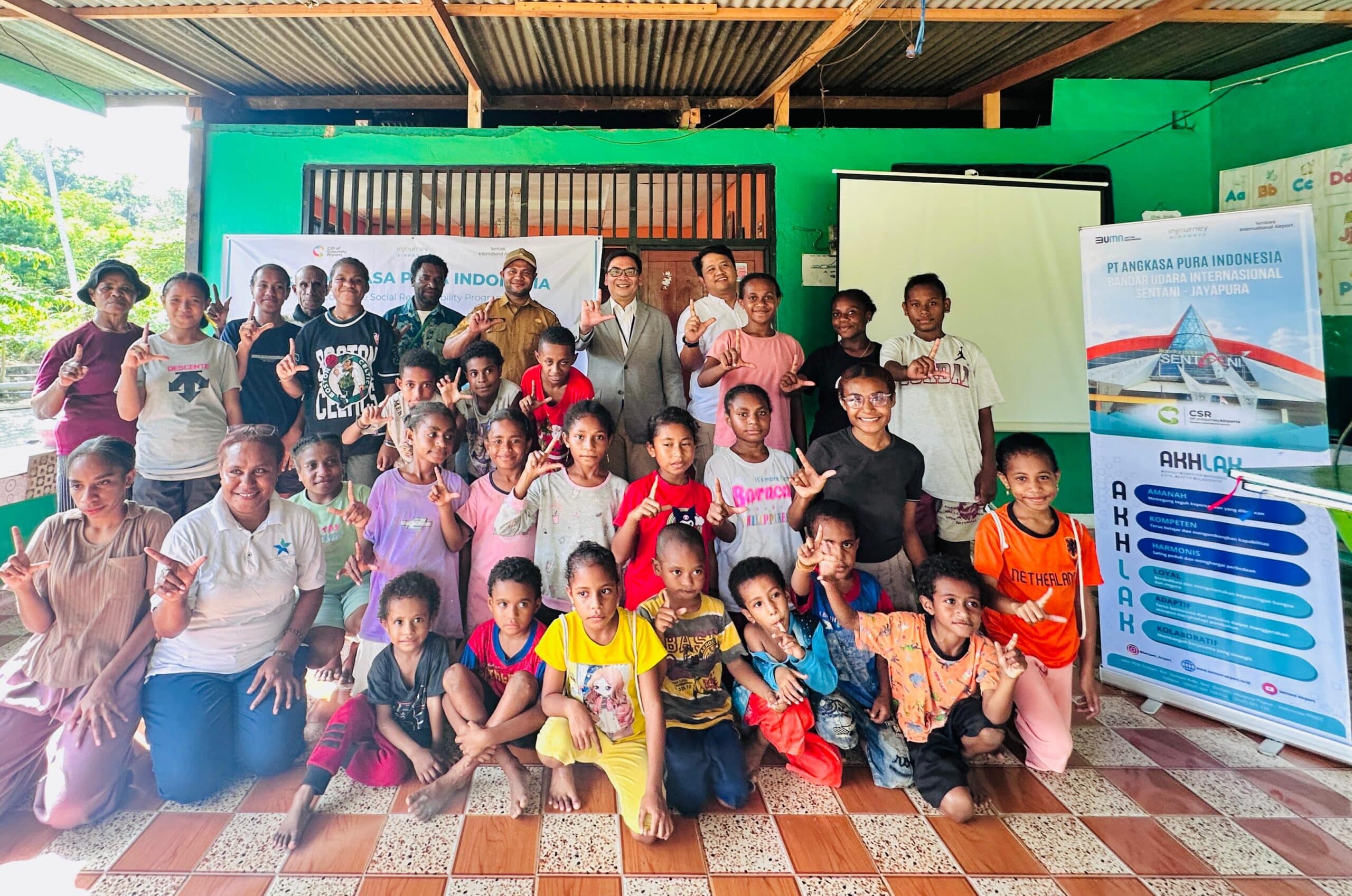 PT Angkasa Pura bantu enam unit komputer dan perlengkapan belajar untuk taman baca Efata Sentani