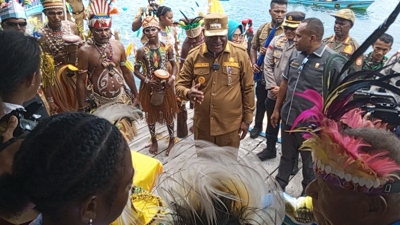 Warga Kampung Enggros usulkan penertiban kendaraan di kawasan jembatan merah 4 Warga Kampung Enggros usulkan penertiban kendaraan di kawasan jembatan merah