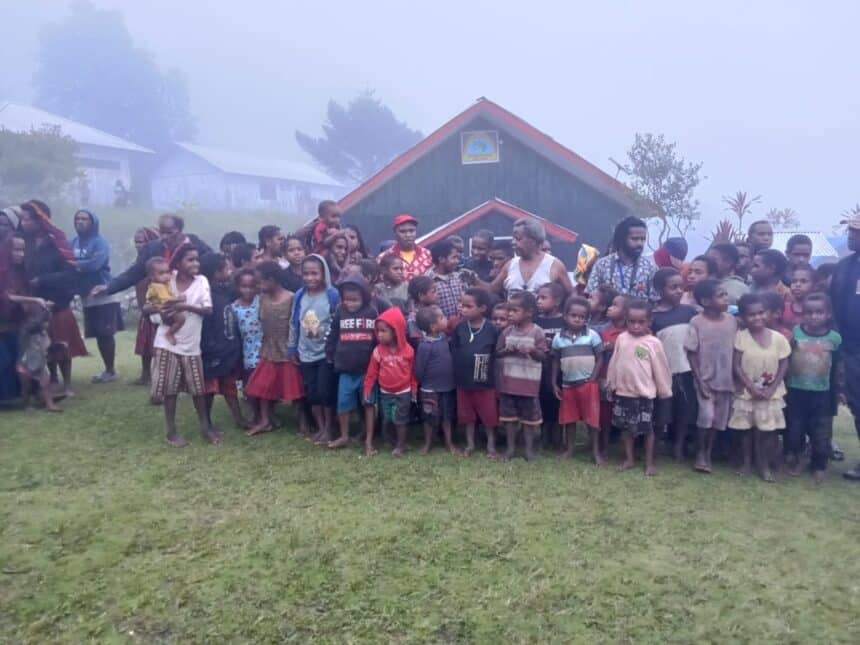 600 Warga Distrik Tangma Mengungsi ke Gereja Halihalo