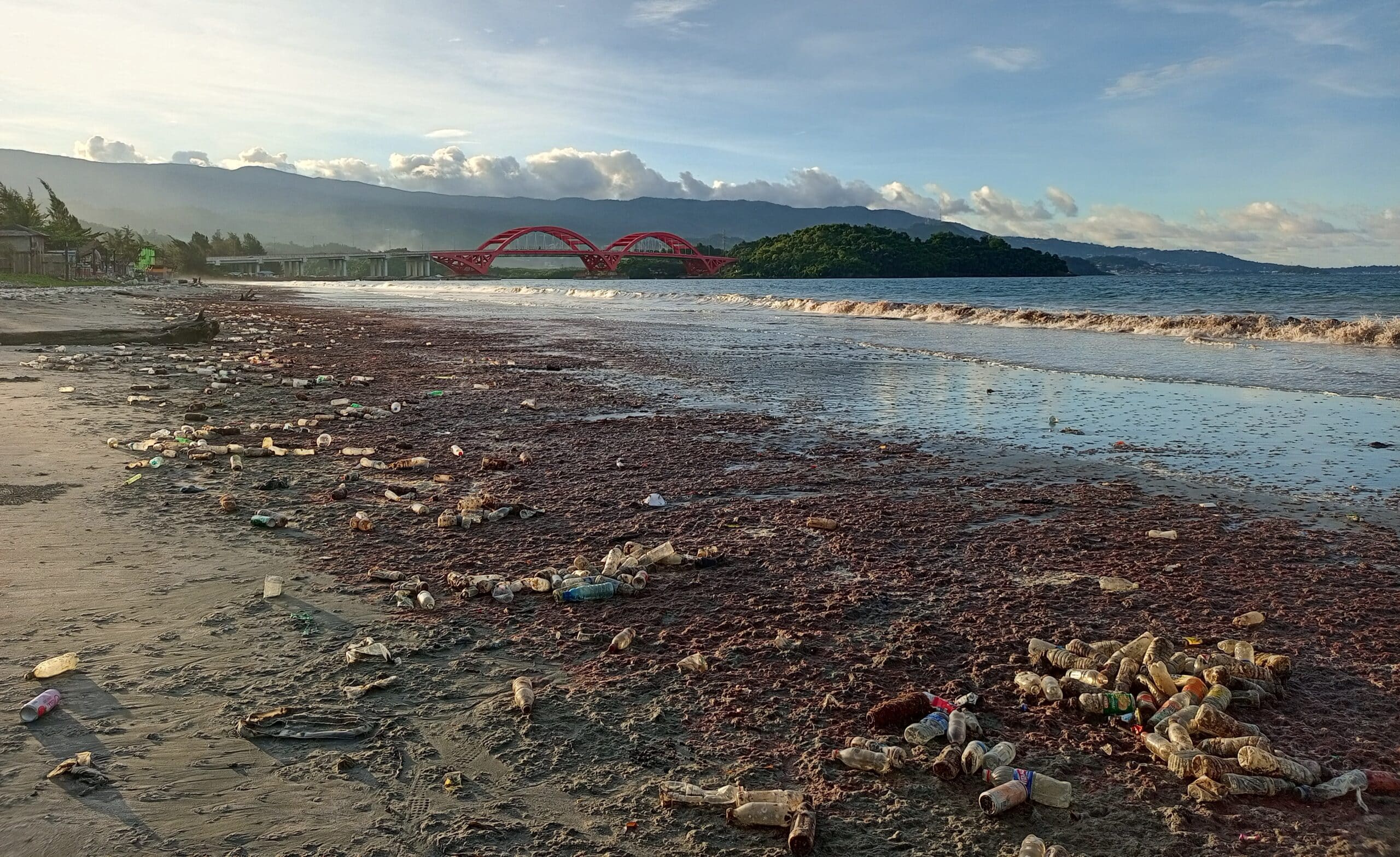 Pemilik wisata bantah pantai di kawasan Jembatan Youtefa tercemar limbah pabrik 1 pantai