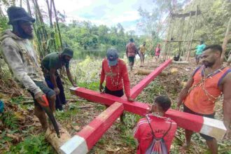 Salib Merah, Suku Awyu