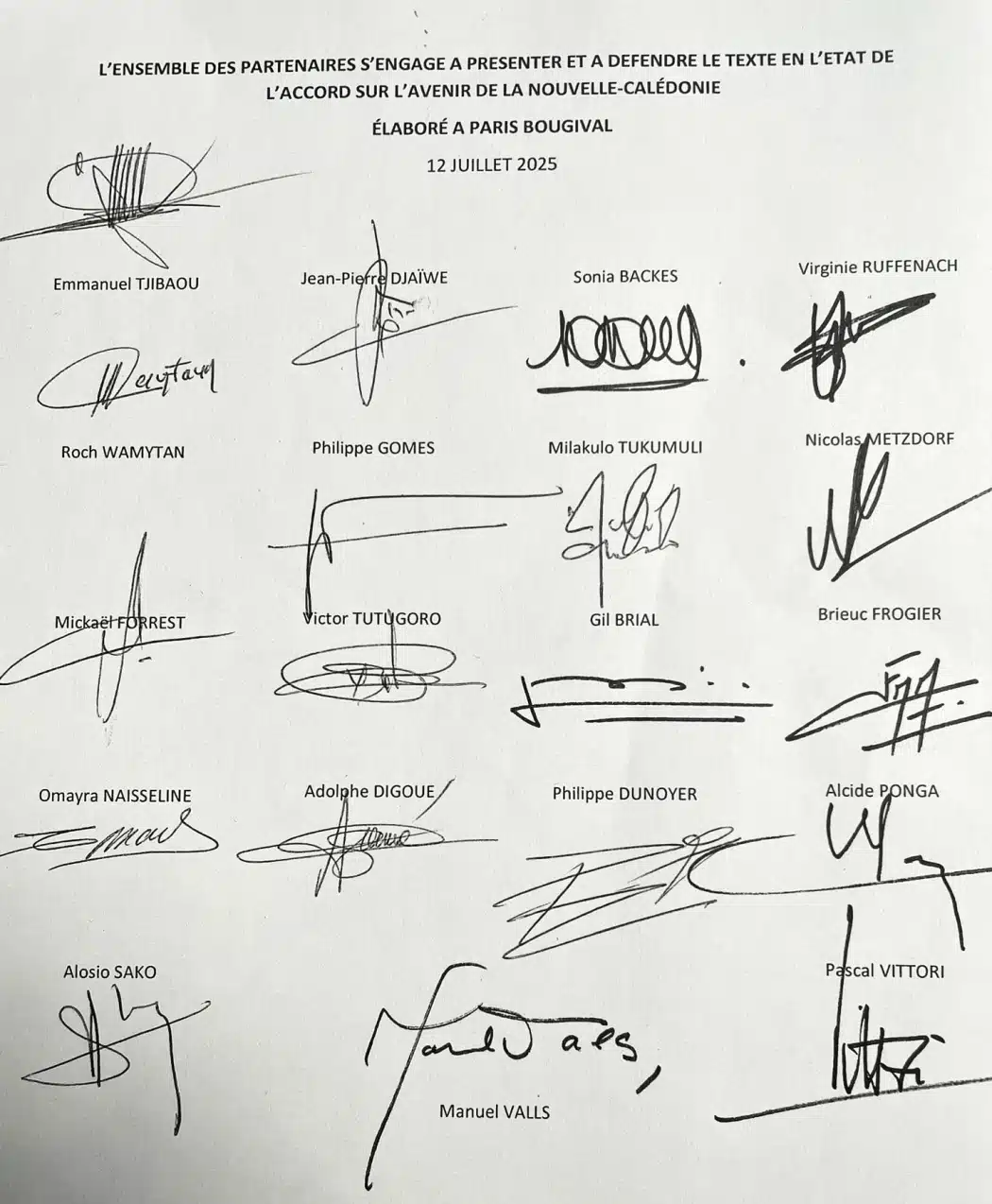 Partai-partai Politik Kaledonia Baru Berkomitmen pada Kesepakatan “Bersejarah” di Prancis 3 4K4C40A Signatures on the last page of New Caledonia s new agreement PHOTO FB Philippe Dunoyer supplied jpg