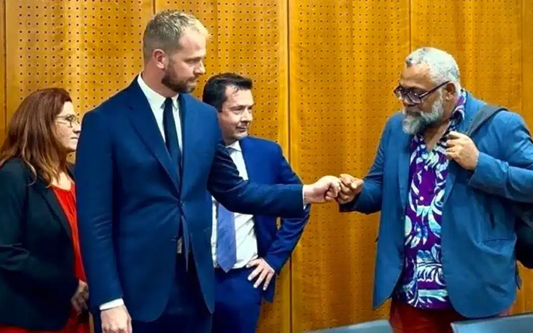 Partai-partai Politik Kaledonia Baru Berkomitmen pada Kesepakatan “Bersejarah” di Prancis 4 dari kiri kekanan Sonia Back s Nicolas Metzdorf Gil Brial and FLNKS negotiation leader Emmanuel Tjibaou PHOTO FB Nicolas Metzdorf jpg
