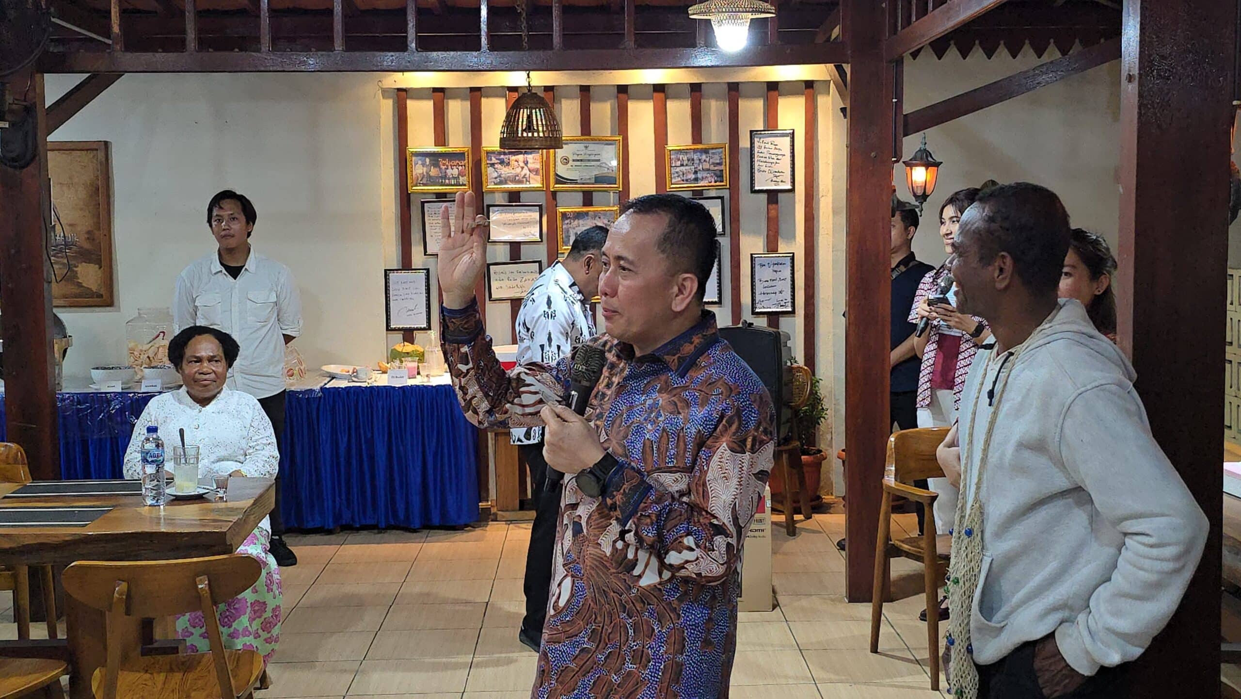 Ketua MRP: Pertama kalinya Pj Gubernur bertemu ondoafi dan tokoh adat se-Papua 14 Ketua MRP: Pertama kalinya Pj Gubernur bertemu ondoafi dan tokoh adat se-Papua