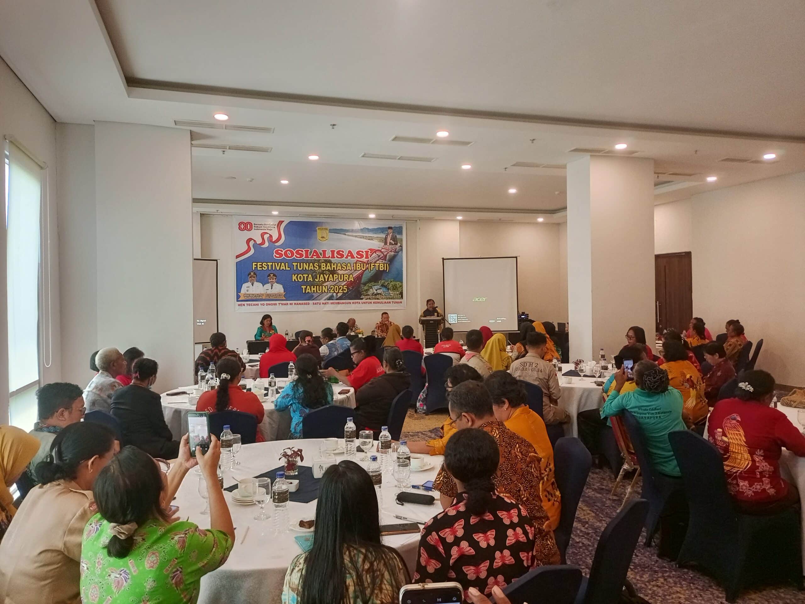 Suasana saat sosialisasi Festival Tunas Bahasa Ibu atau FTBI Kota Jayapura 2025, yang digelar Disdikbud Kota Jayapura di salah satu hotel di kawasan Abepura, Distrik Abepura, Kota Jayapura, Jumat (22/8/2025). -Jubi/Hans Makabori