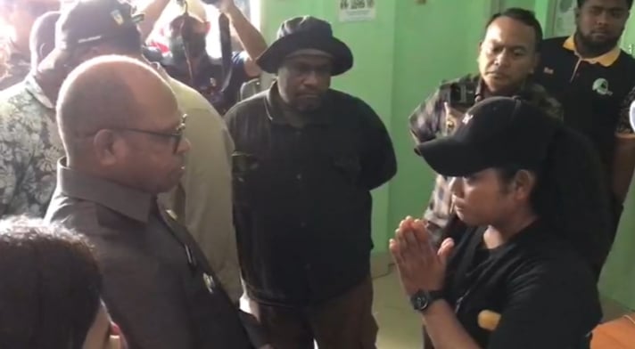 Saat Wali Kota Sorong berbicara dengan  keluarga korban penembakan, Kamis (28/8/2025). - Jubi/Gamaliel