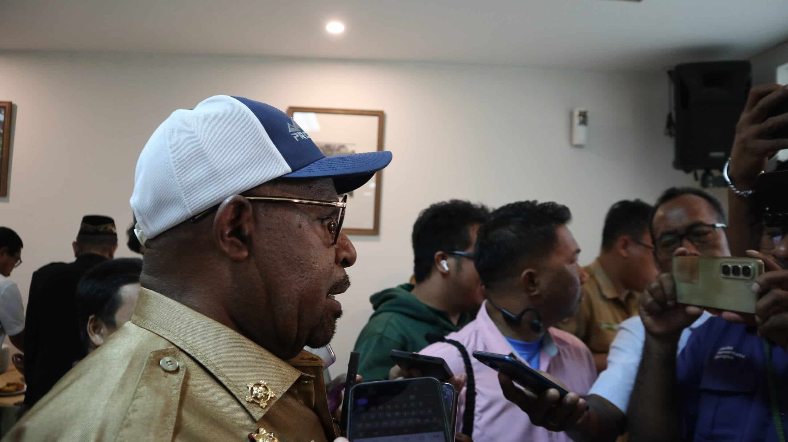 Pemkab Jayapura perkuat pengelolaan sampah lewat daur ulang 4 Bupati Jayapura, Yunus Wonda saat diiwawancara setelah rakor di salah satu hotel di Sentani, Distrik Sentani, Kabupaten Jayapura, Selasa (02/09/2025).-Jubi/Elfriede Rumaseuw