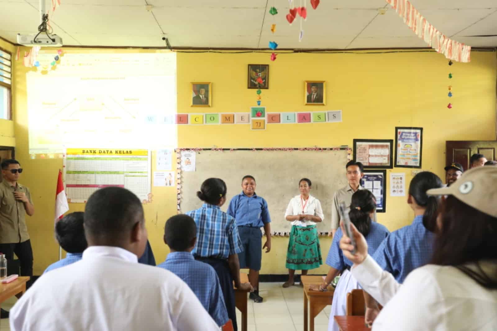 Pj Gubernur Papua dampingi Wapres Gibran tinjau program MBG di SMPN 2 Jayapura 2 Wapres