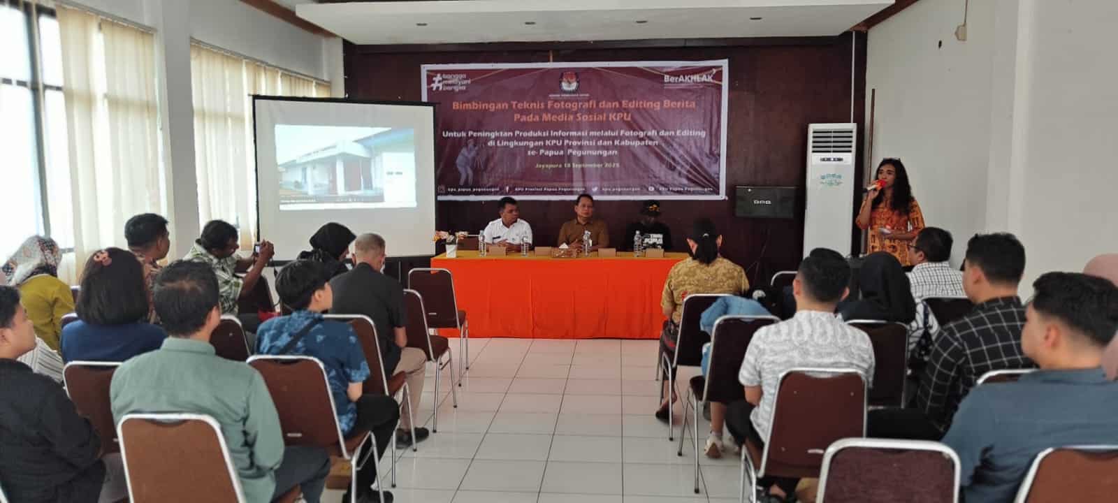 Staf KPU di Pappeg dilatih teknik fotografi dan editing video untuk kepentingan publikasi